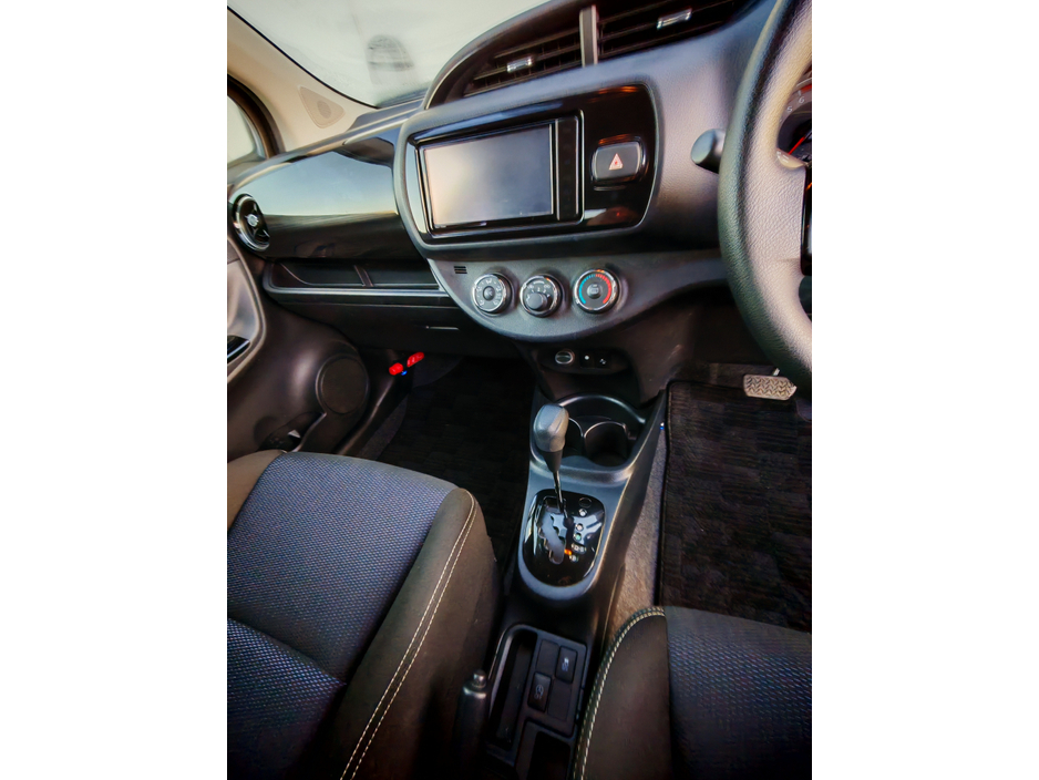 2018 Toyota Yaris - image 9