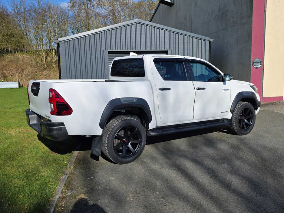 2023 Toyota Hilux - image 3