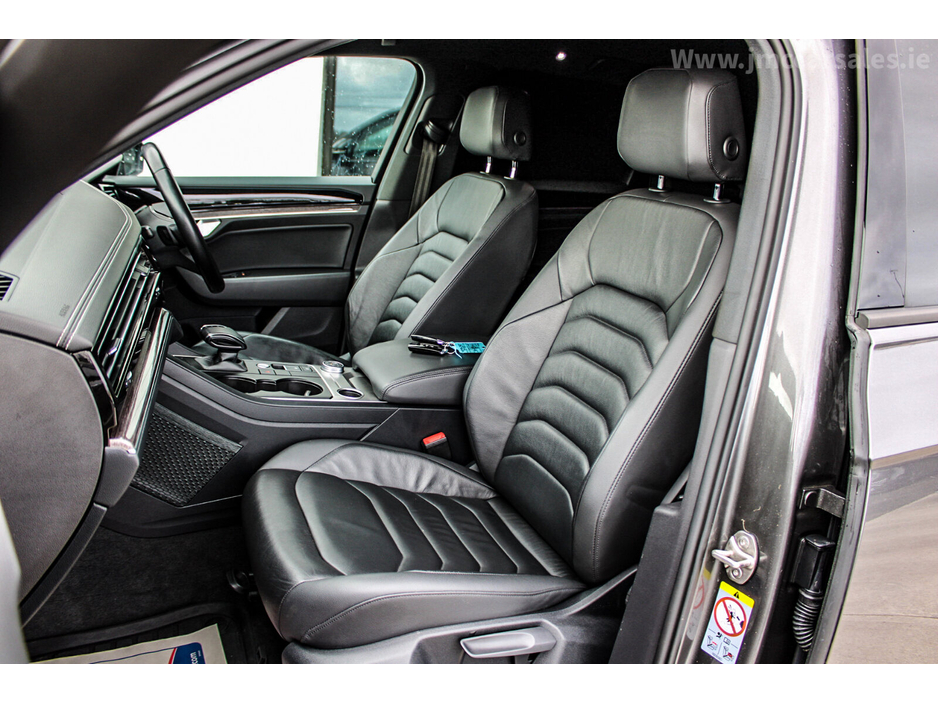 2021 Volkswagen Touareg - image 24