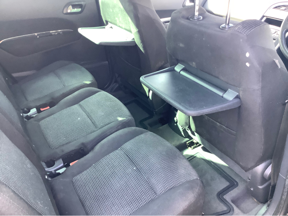 2010 Peugeot 5008 - image 8