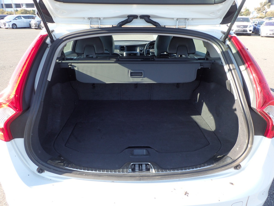 2018 Volvo V60 - image 7