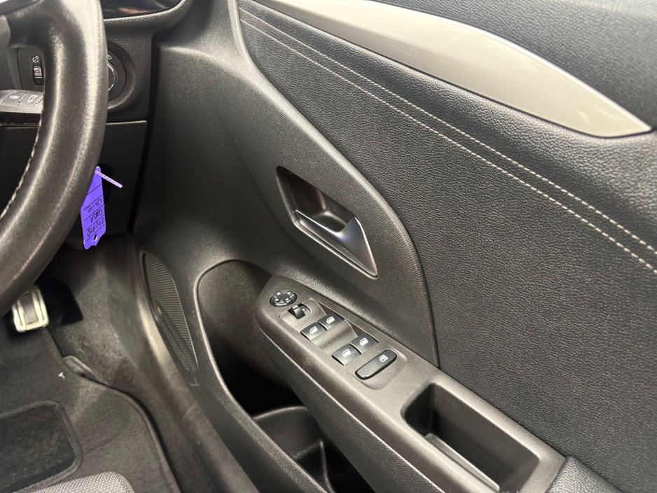 2021 Opel Corsa - image 25