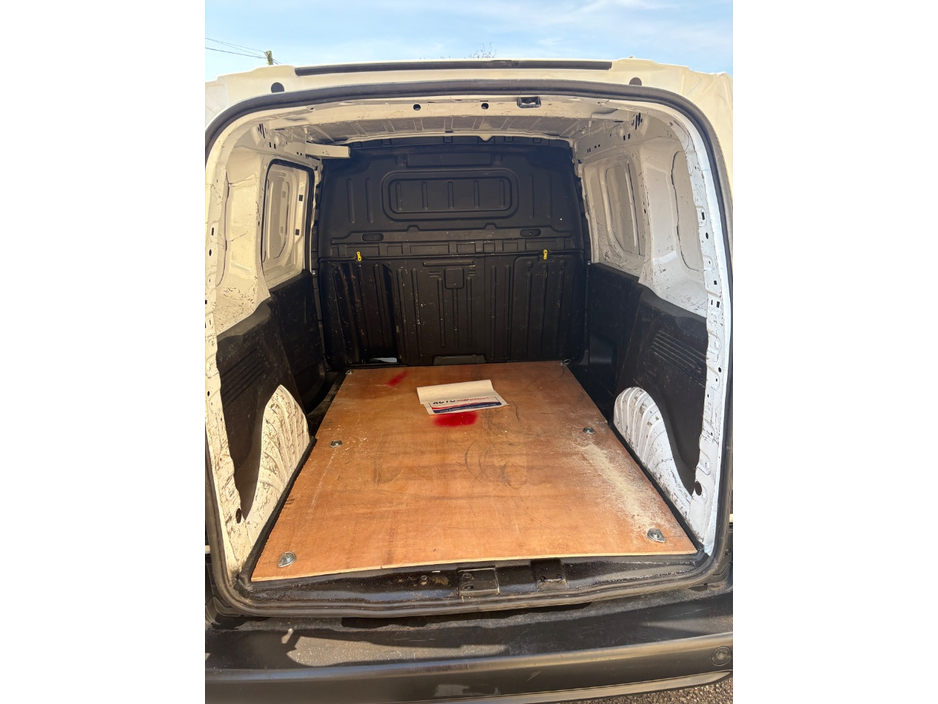 2021 Peugeot Partner - image 12