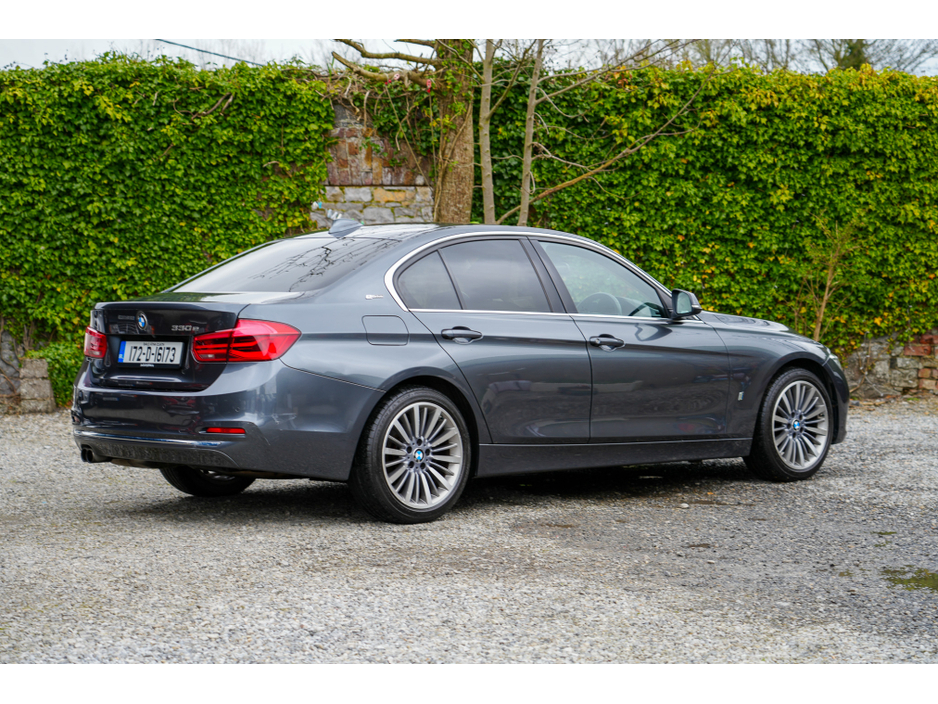 2017 BMW 3 Series - image 12