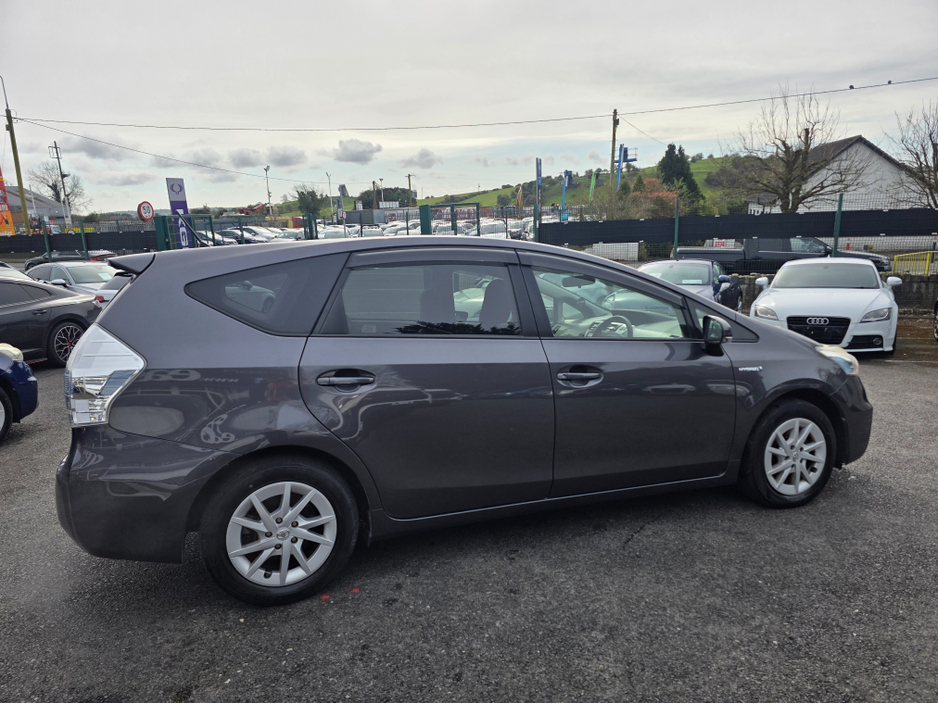 2013 Toyota Prius Alpha - image 10