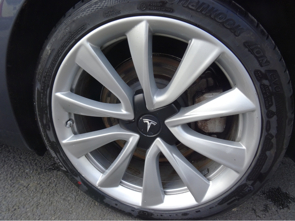 2020 Tesla Model 3 - image 11