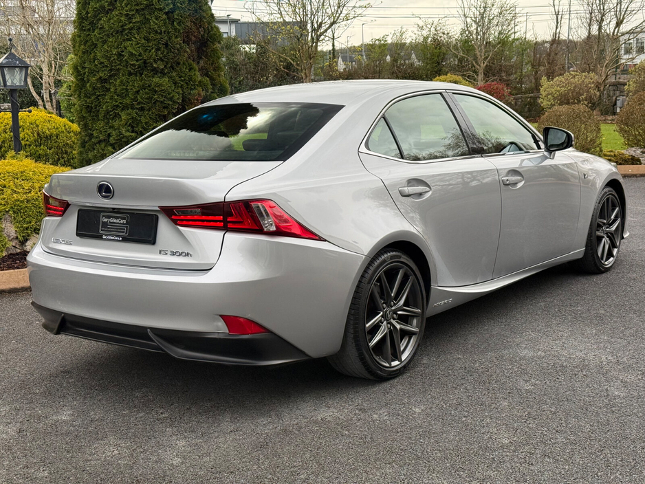 2015 Lexus IS 300 h - image 7