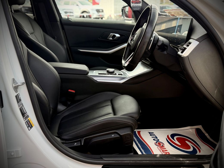 2025 BMW 3 Series - image 9