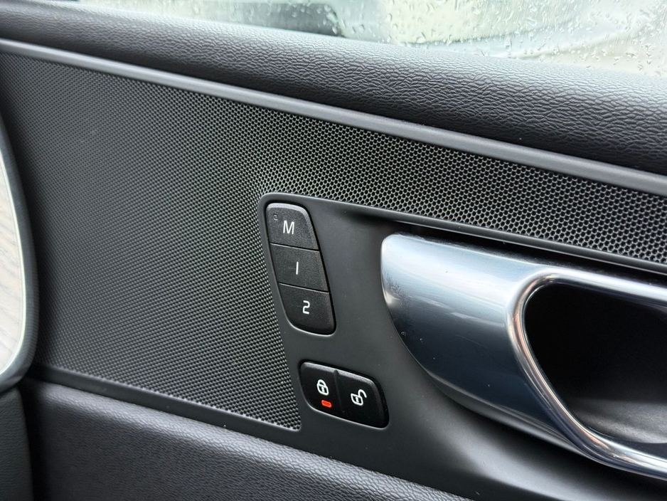 2021 Volvo XC60 - image 21