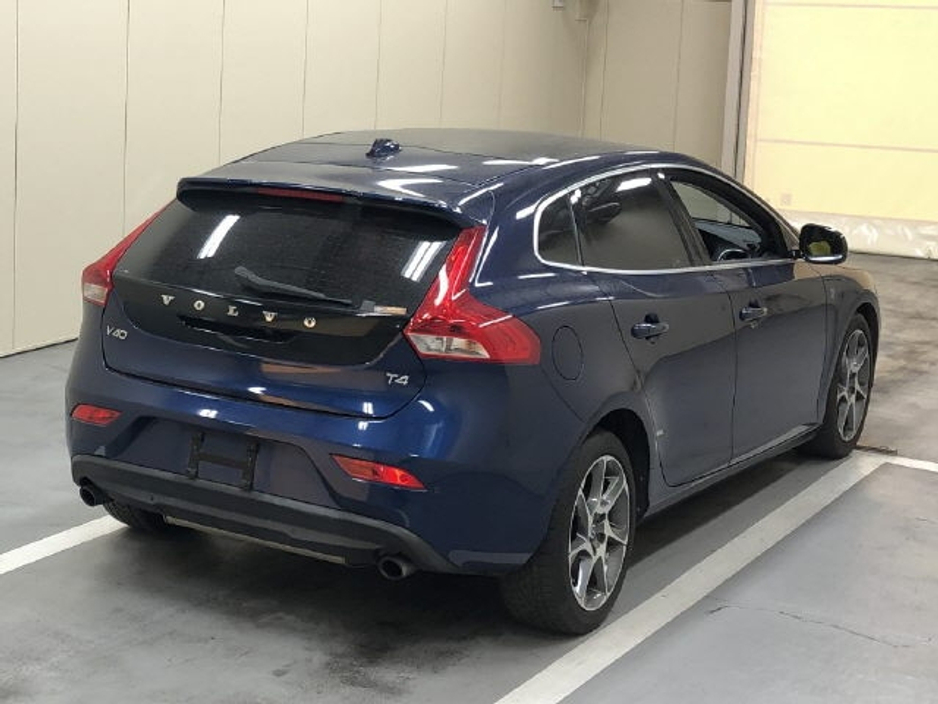 2015 Volvo V40 - image 4