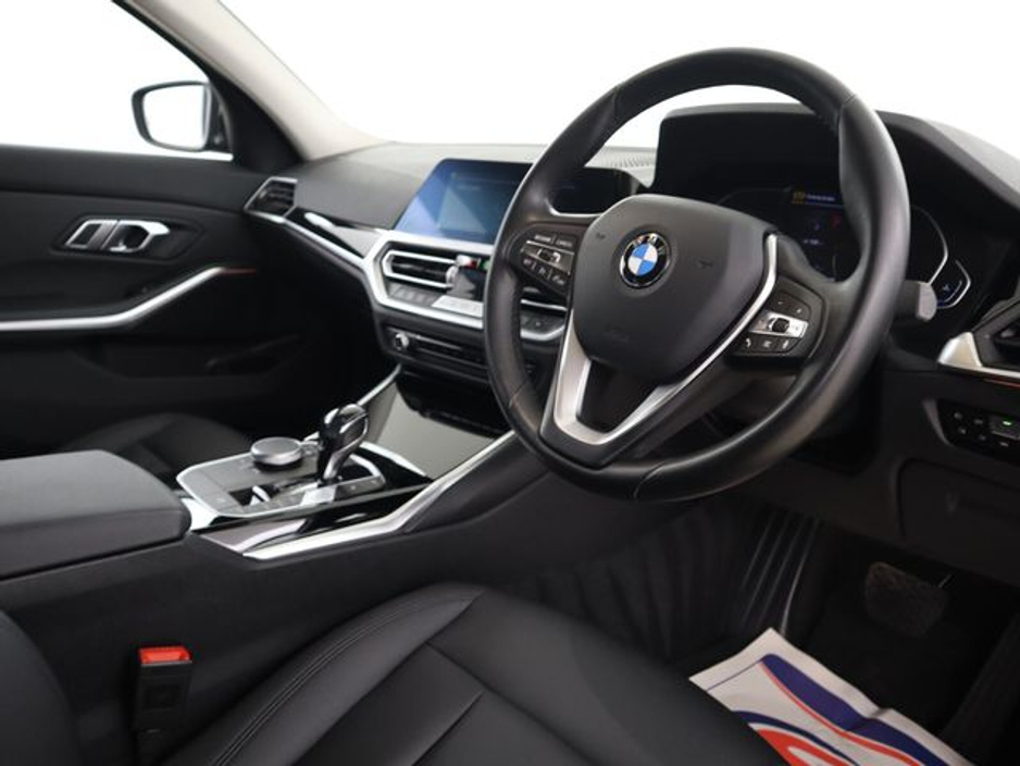2021 BMW 3 Series - image 9