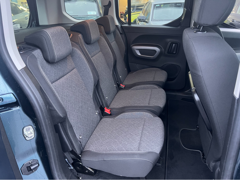 2024 Opel Combo Life Only 2700 Kms ULTIMATE Spec As Brand New 5 Seat Full Electric www.bolands.ie Est.1955 €24,950