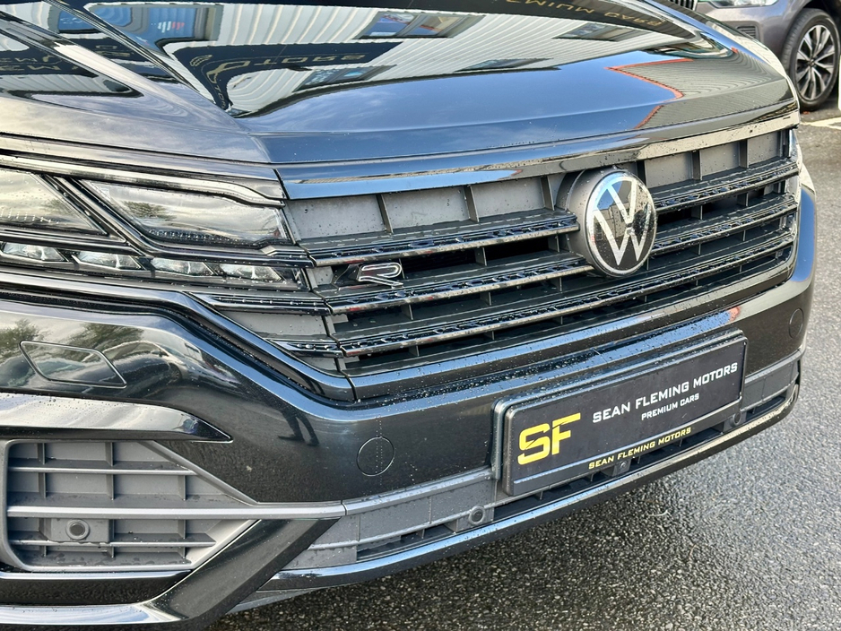 2023 Volkswagen Touareg - image 24