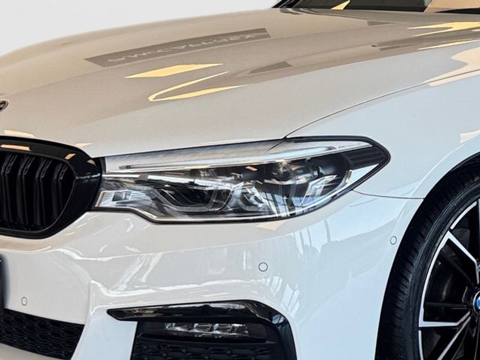 2018 BMW 5 Series - image 9