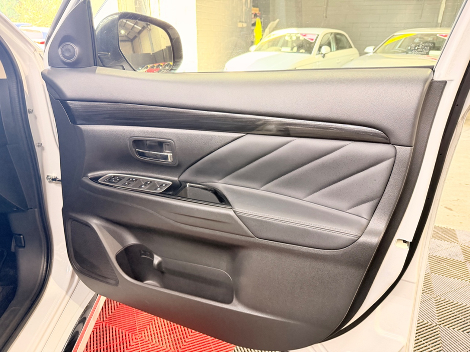 2017 Mitsubishi Outlander - image 12