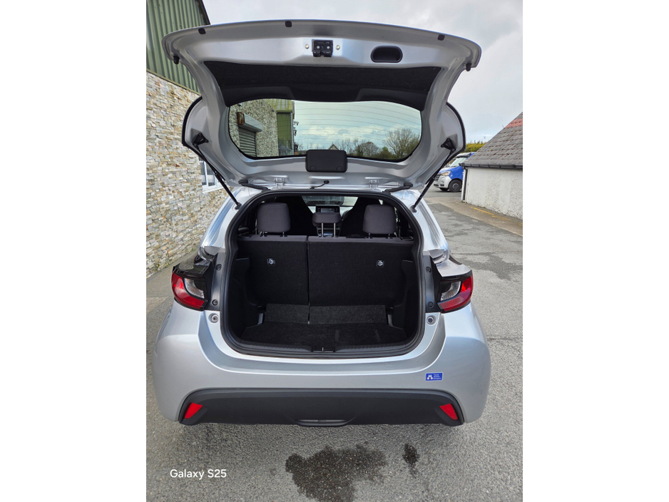 2021 Toyota Yaris - image 10