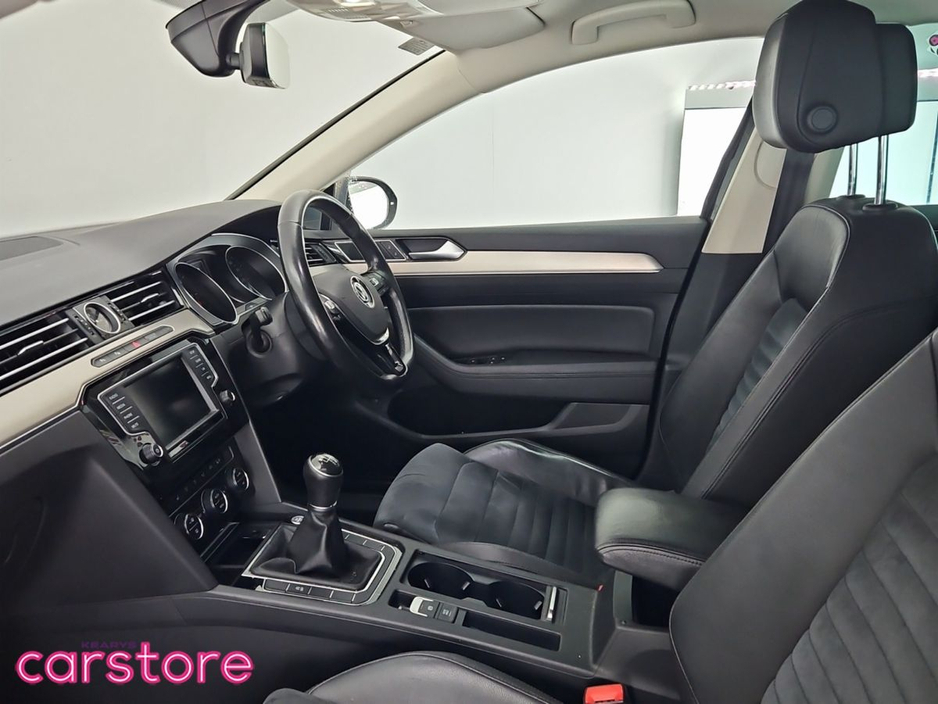 2016 Volkswagen Passat - image 12