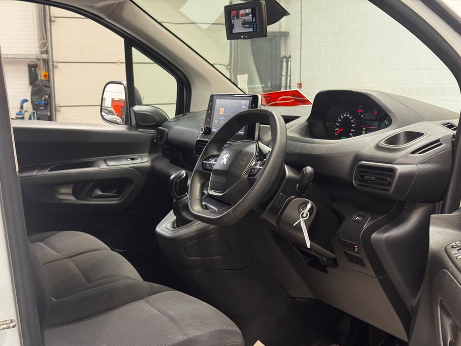 2020 Peugeot Partner - image 8