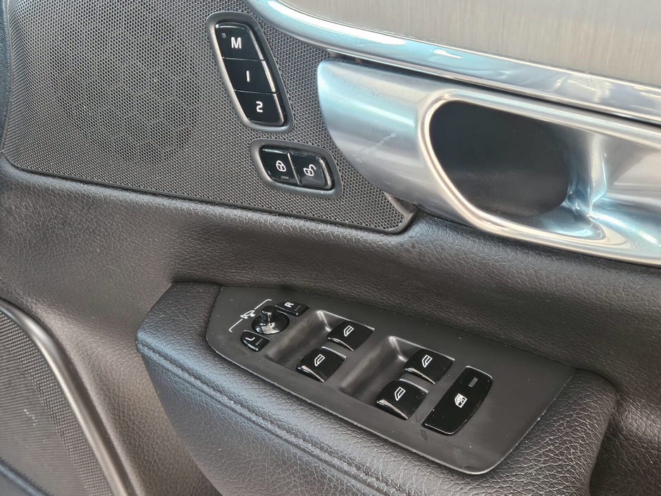 2019 Volvo S90 - image 8