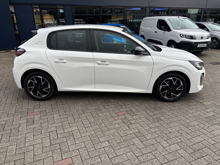 2024 Peugeot 208 - image 3