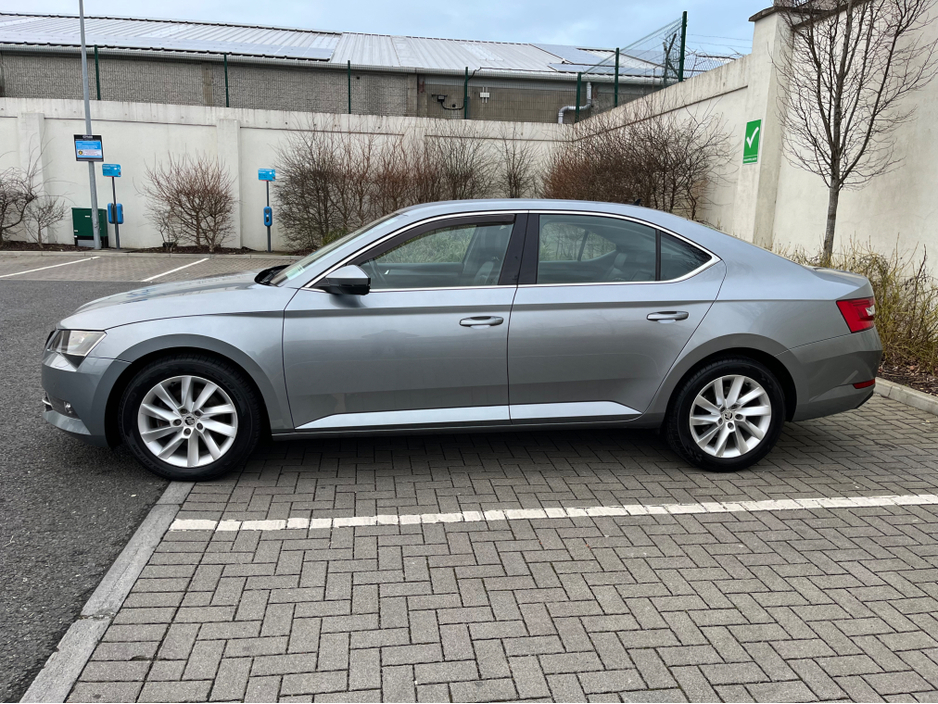 2016 Skoda Superb - image 4