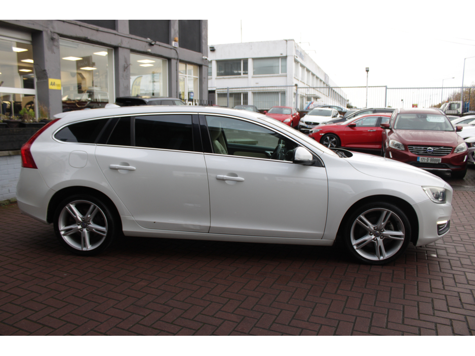 2017 Volvo V60 - image 3