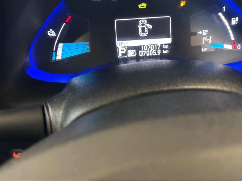 2017 Nissan Leaf - image 5