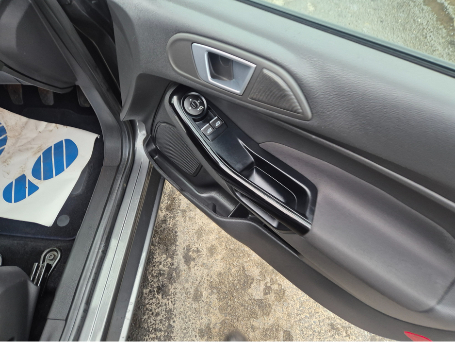 2016 Ford Fiesta - image 7