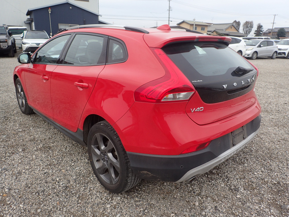 2016 Volvo V40 2.0 D4 CROSS COUNTRY BLACK SERIES DIESEL 190 BHP AUTOMATIC // FULL LEATHER ELECTRIC SEATS // REVERSING CAMERA // CRUISE CONTROL // LANE ASSIST // FULL HARMAN KARDON SURROUND SOUND SYSTEM // TOP SPEC €14,950