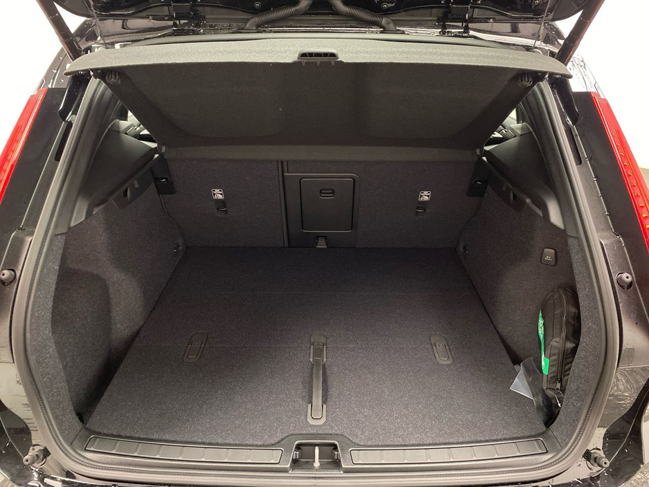 2026 Volvo XC40 - image 7