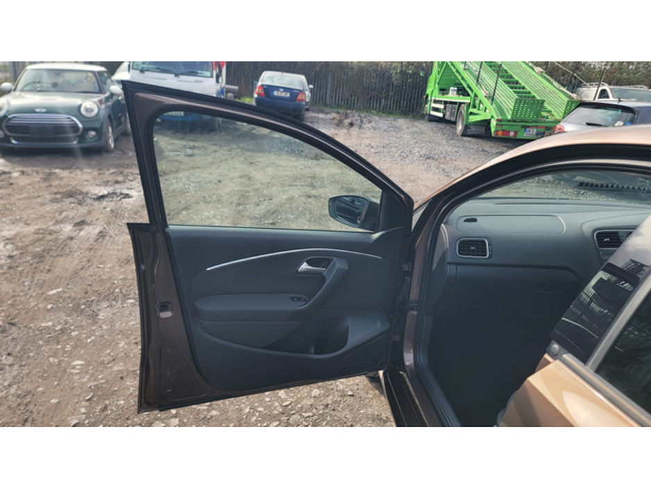 2016 Volkswagen Polo - image 8