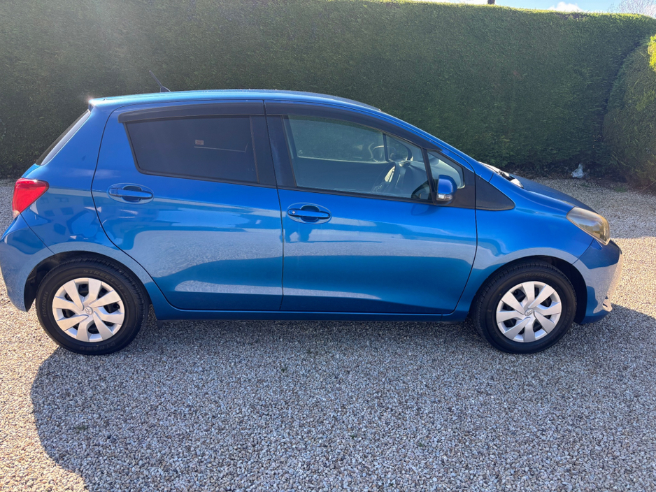 2014 Toyota Vitz - image 2