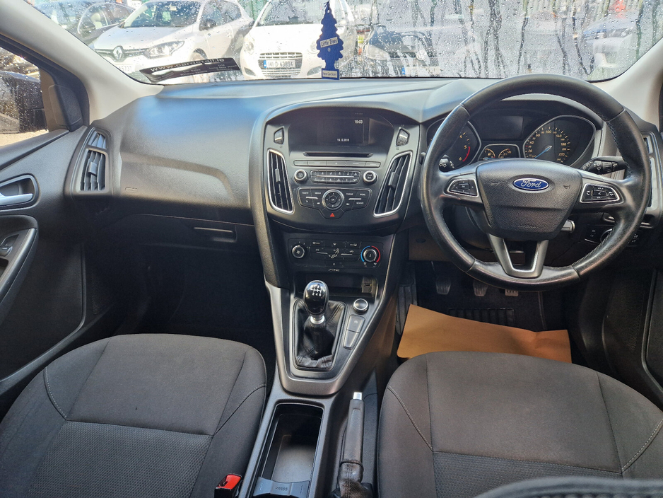 2016 Ford Focus - image 10