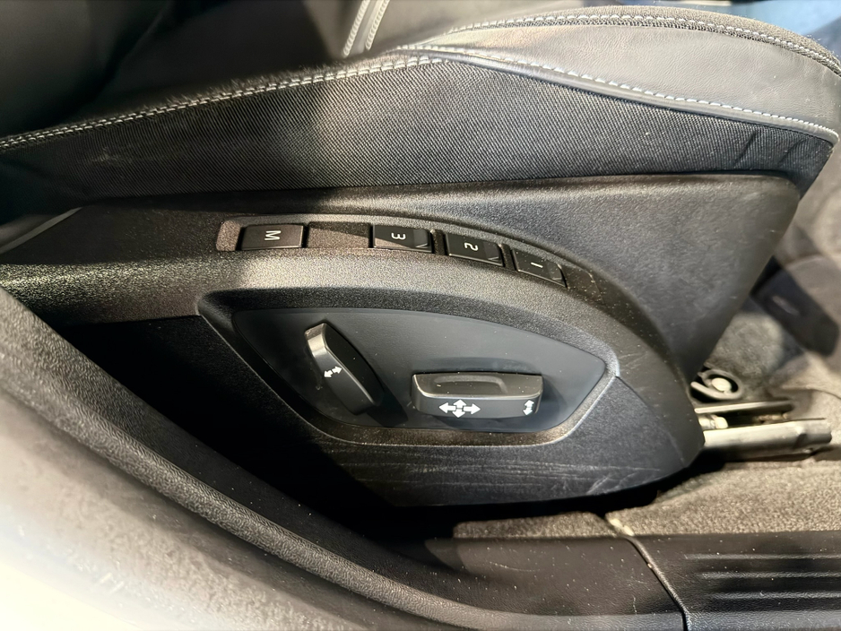 2018 Volvo V40 - image 9