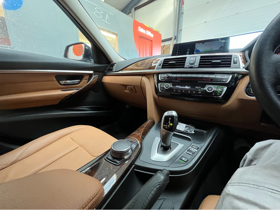 2018 BMW 3 Series - image 18