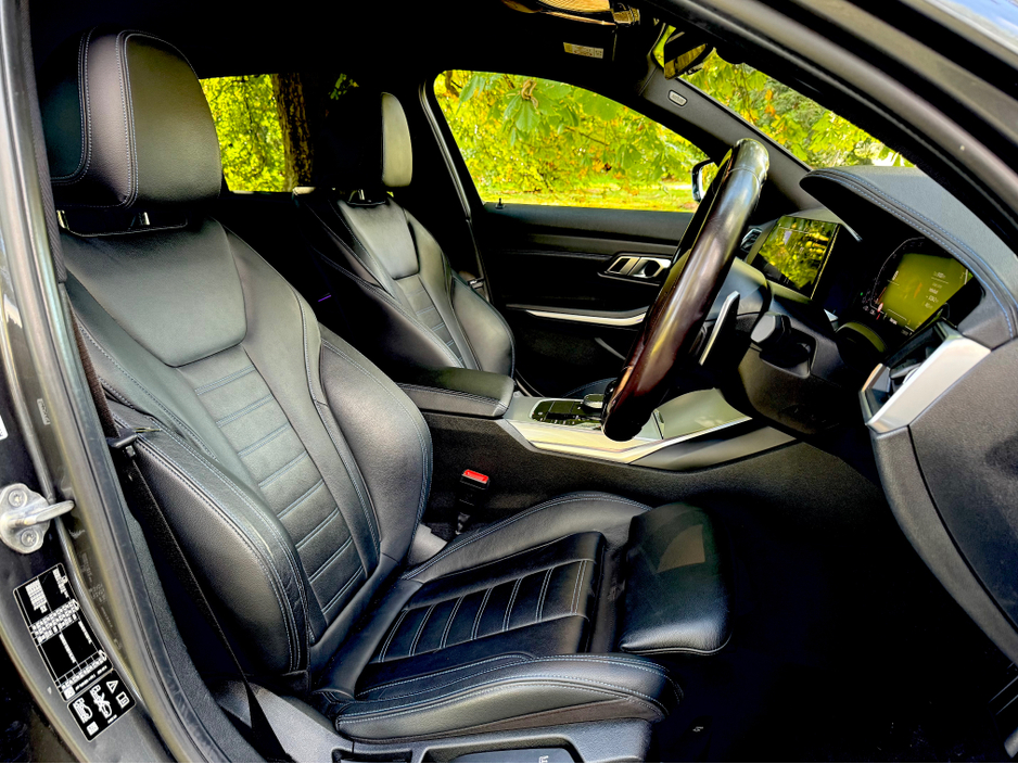 2020 BMW 3 Series - image 25