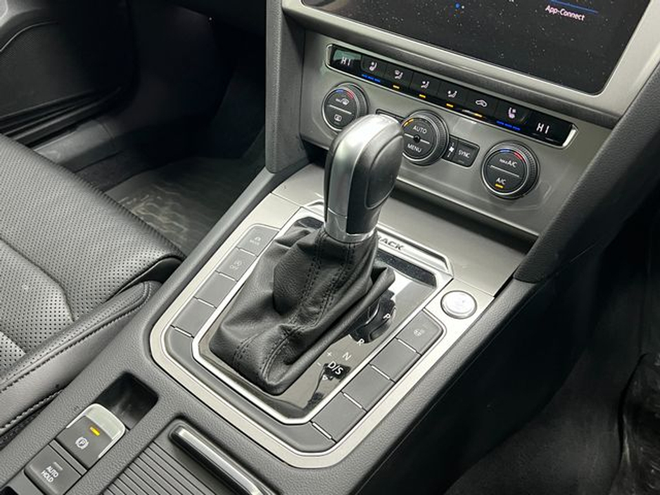 2018 Volkswagen Passat - image 8