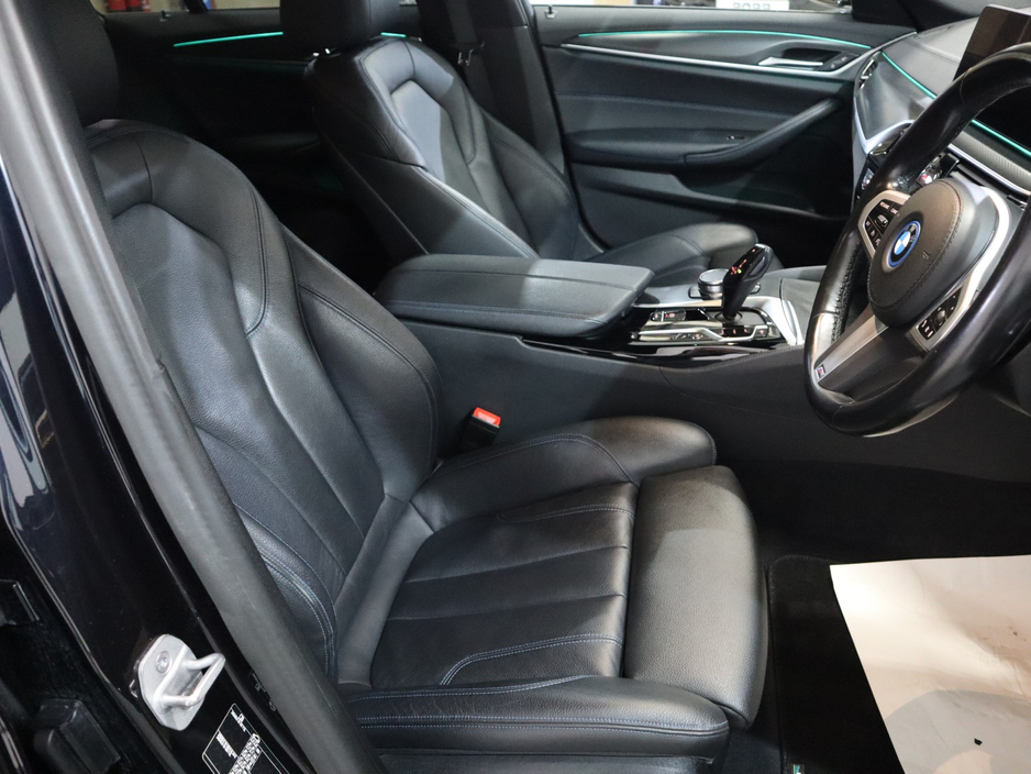 2022 BMW 5 Series - image 27
