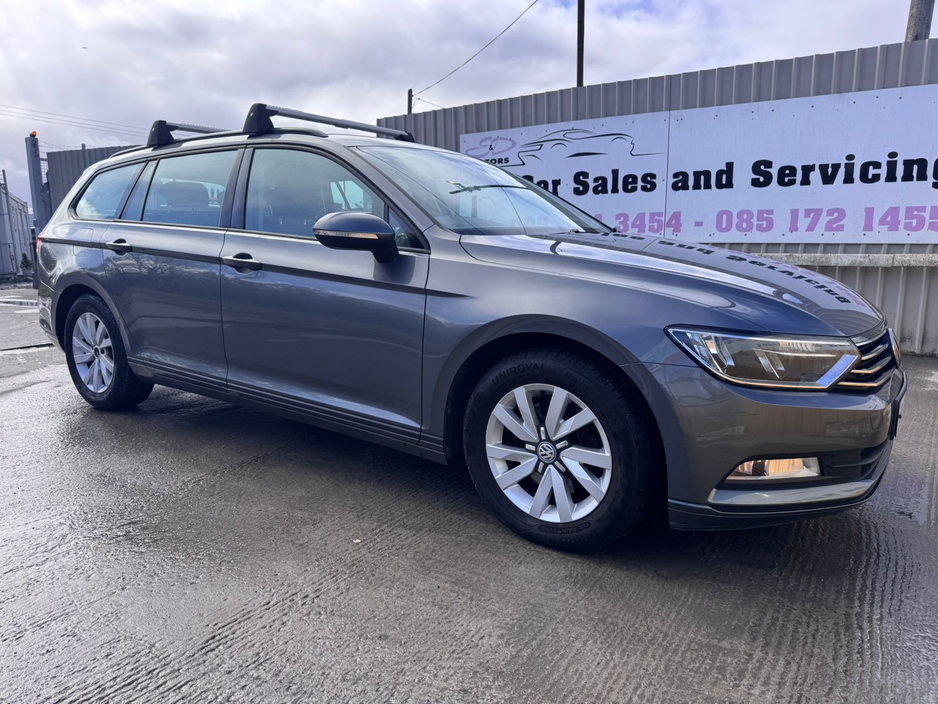 2016 Volkswagen Passat - image 4