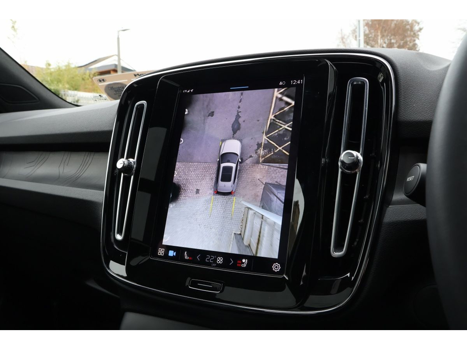2022 Volvo XC40 - image 16