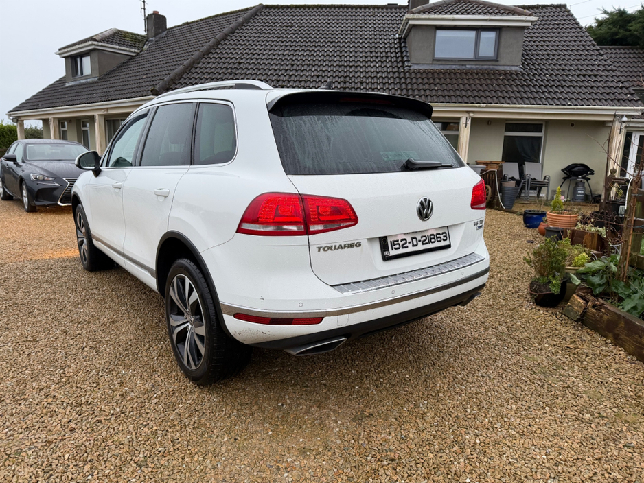 2015 Volkswagen Touareg - image 3