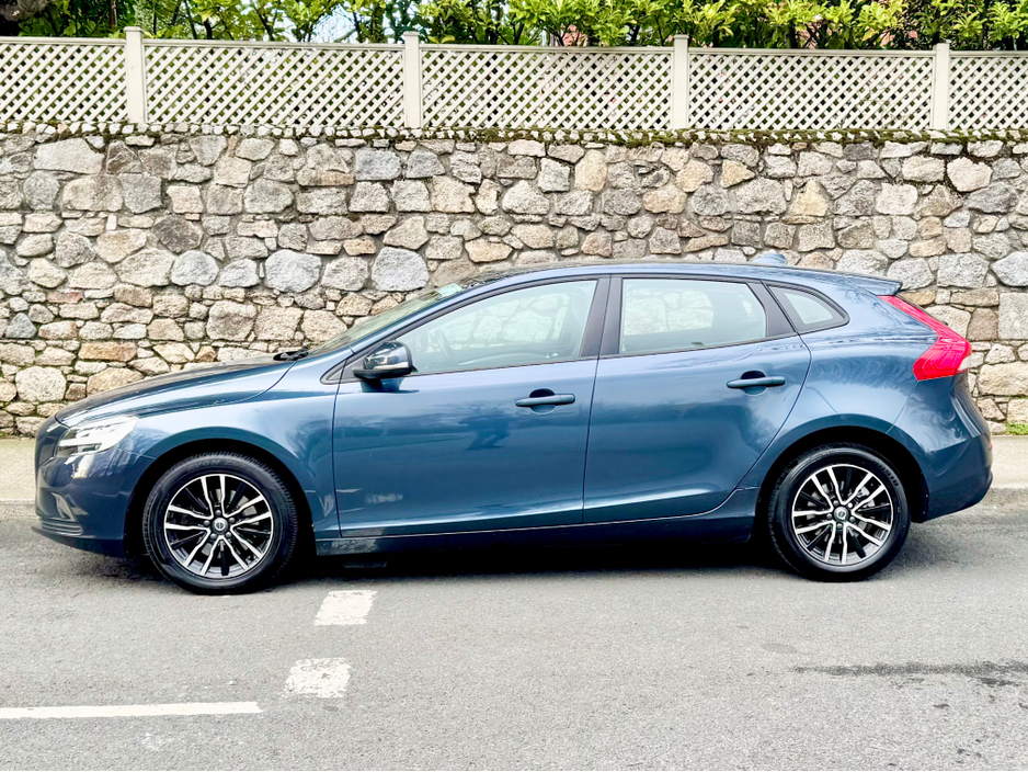 2017 Volvo V40 - image 3