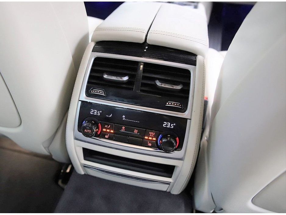 2020 BMW 7 Series - image 24