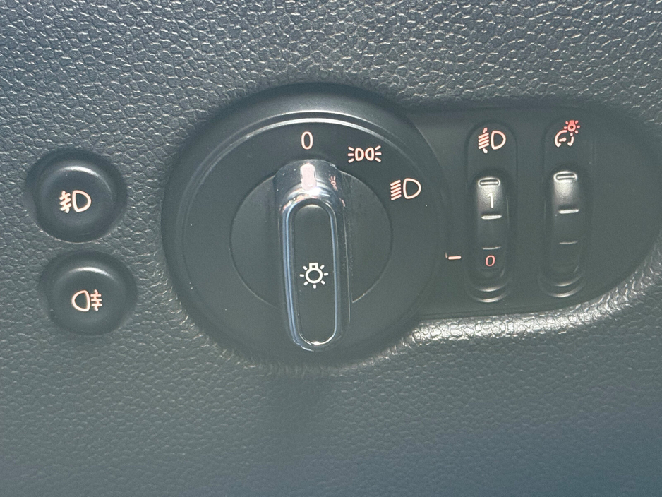 2018 MINI Hatch - image 27