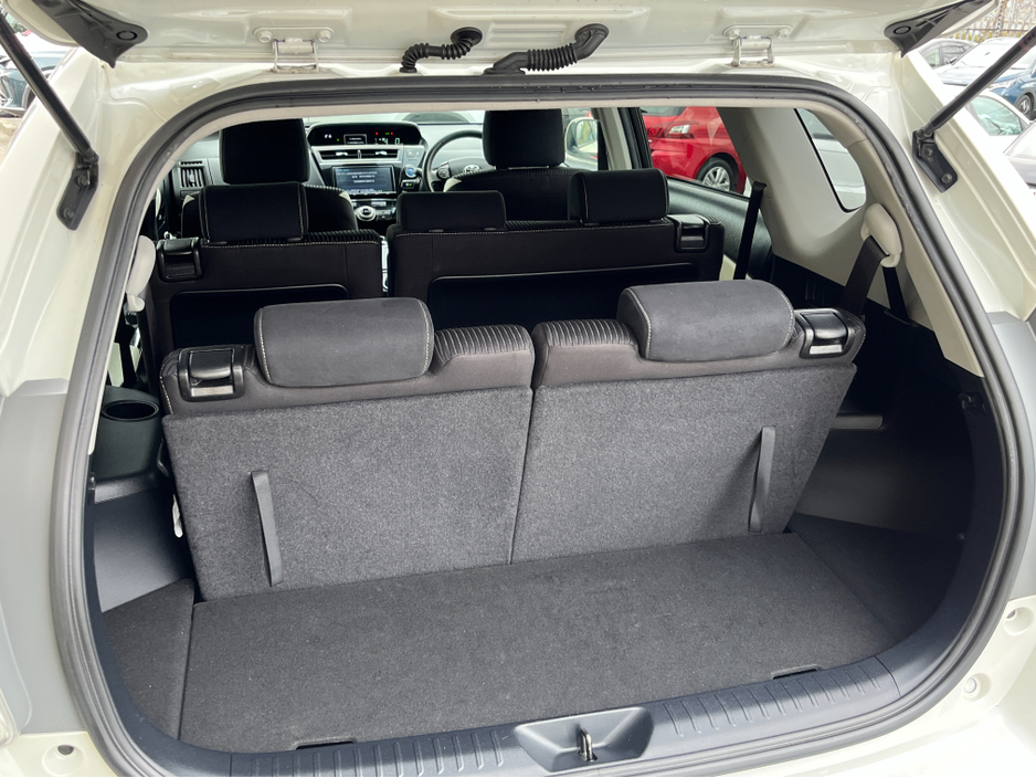 2018 Toyota Prius+ - image 9