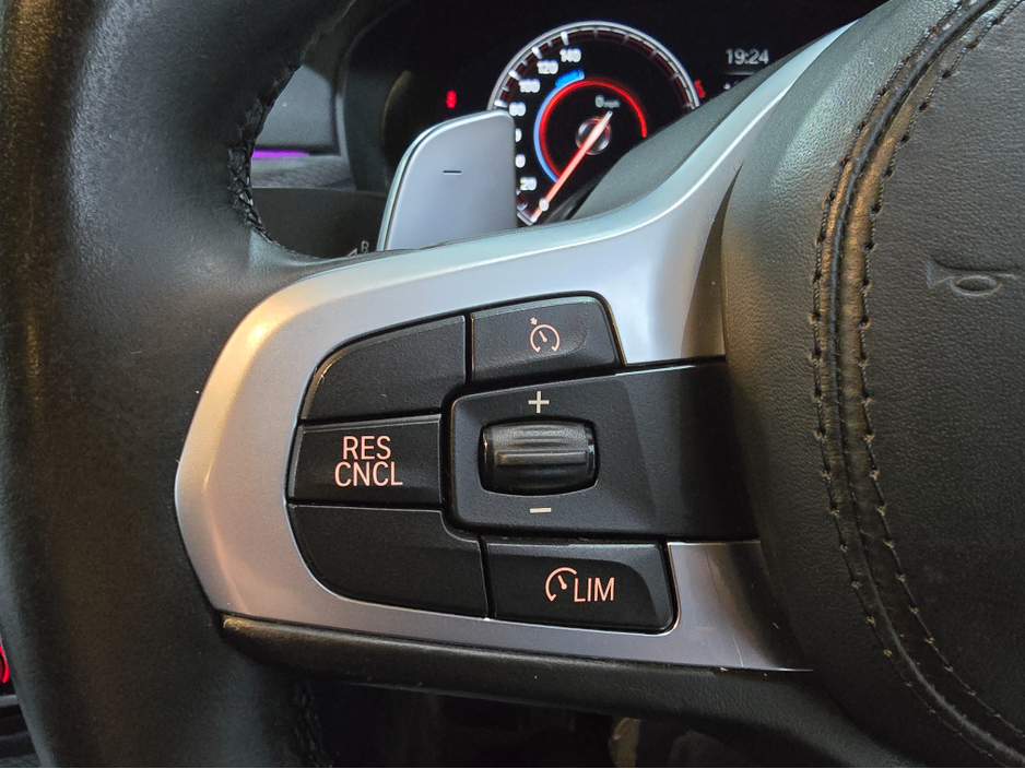 2019 BMW 5 Series - image 27