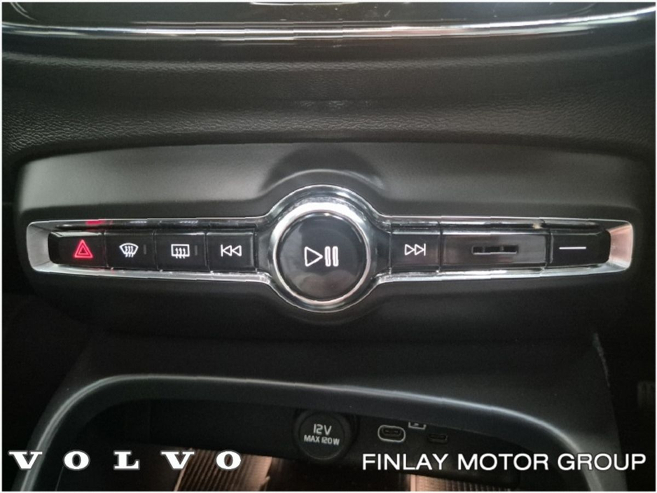 2022 Volvo XC40 - image 19