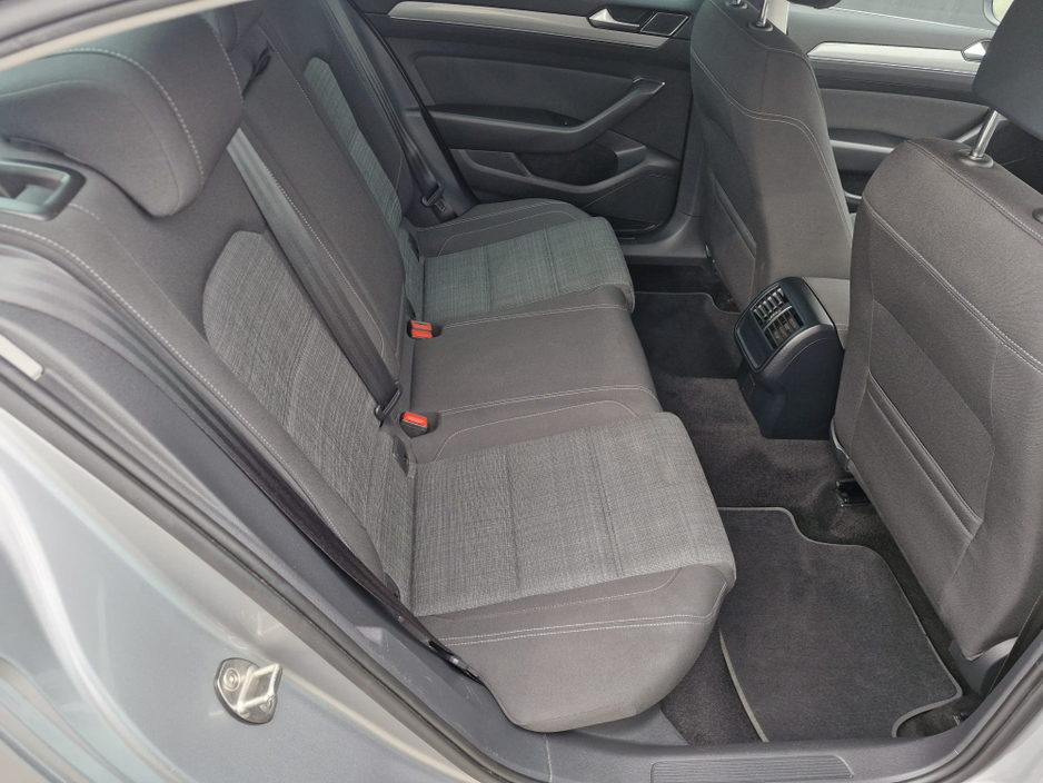 2022 Volkswagen Passat - image 8