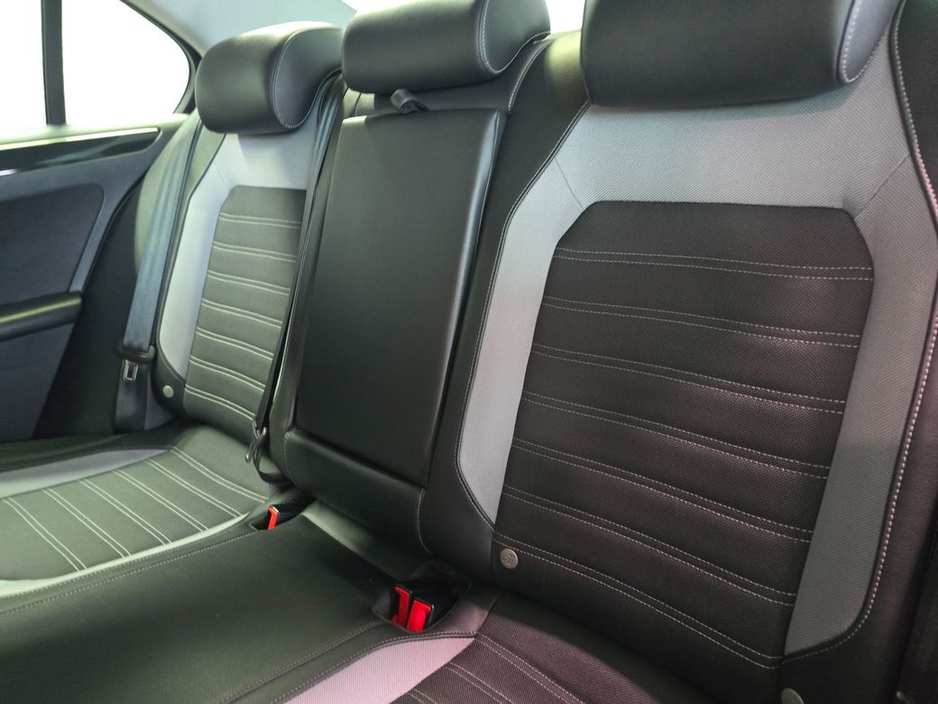 2017 Volkswagen Jetta - image 10