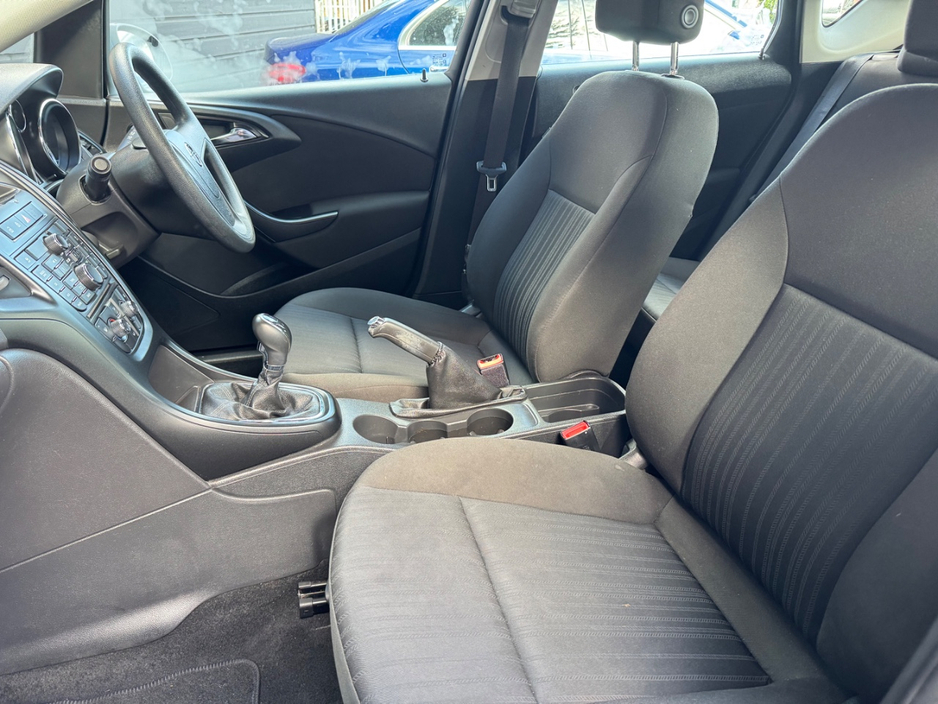 2012 Opel Astra - image 12